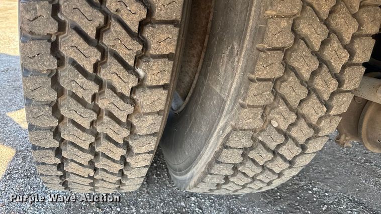 image for item DY8377 1995 International 8100 utility / service truck