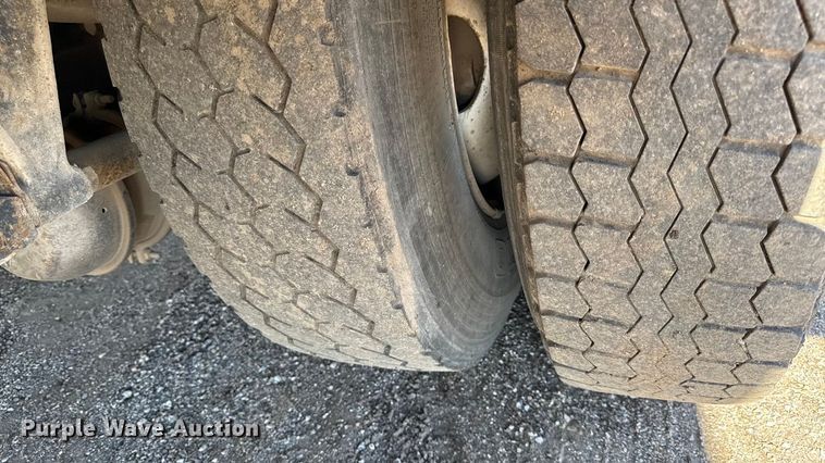 image for item DY8377 1995 International 8100 utility / service truck