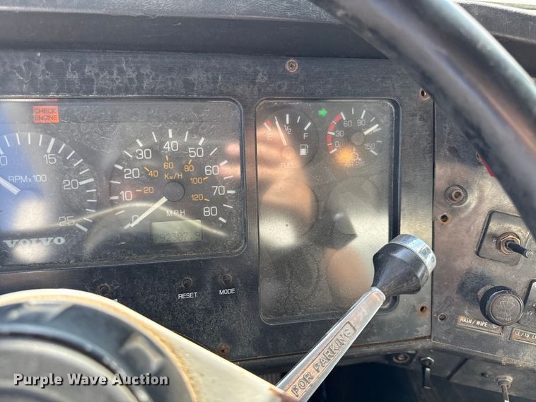 image for item DY8378 1997 Volvo  WG flatbed truck