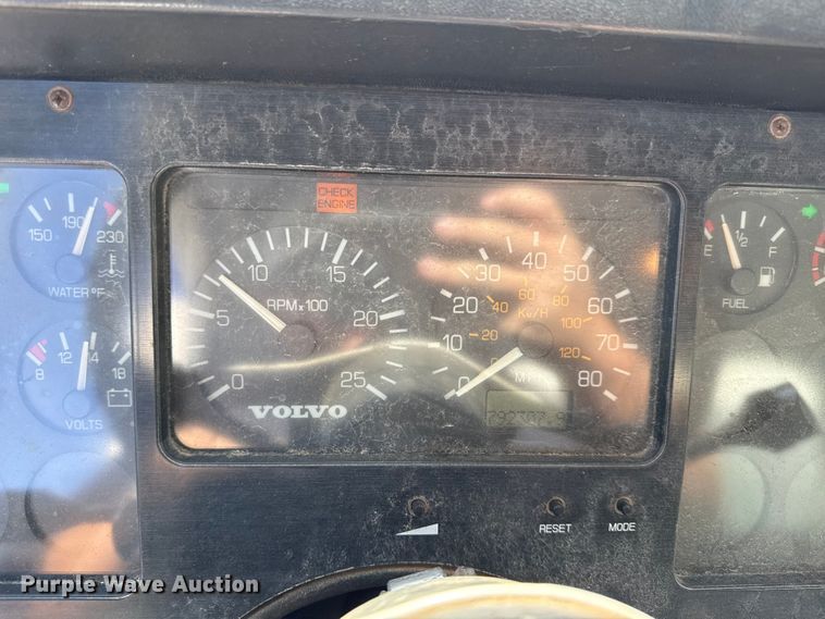 image for item DY8378 1997 Volvo  WG flatbed truck