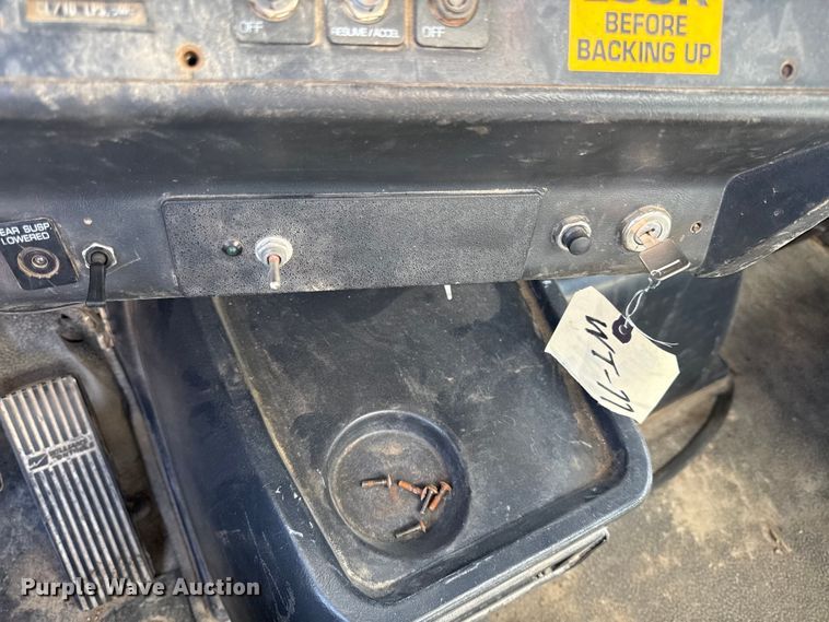 image for item DY8378 1997 Volvo  WG flatbed truck