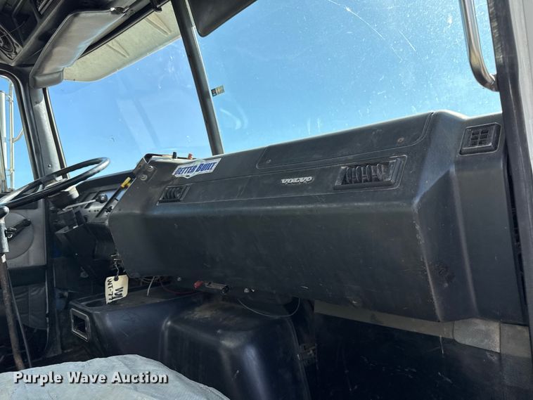 image for item DY8378 1997 Volvo  WG flatbed truck