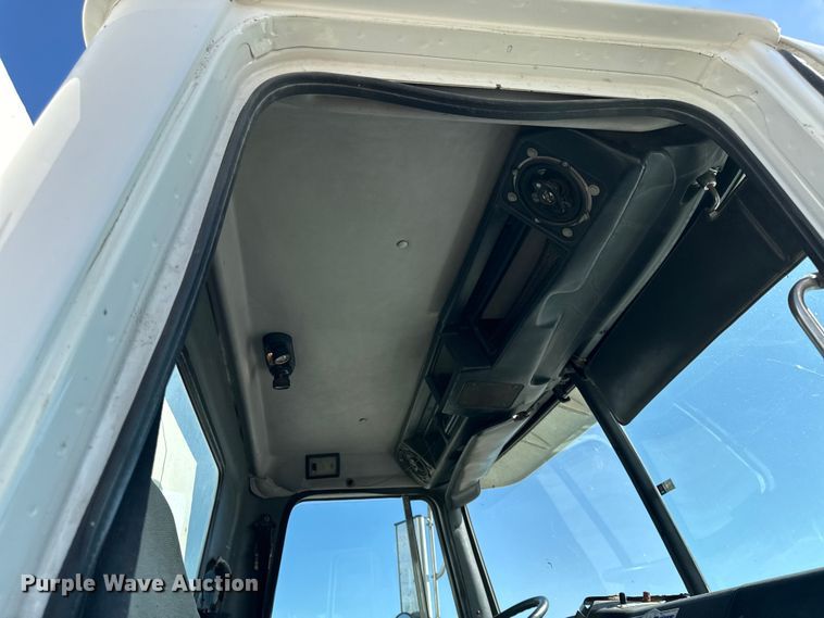 image for item DY8378 1997 Volvo  WG flatbed truck