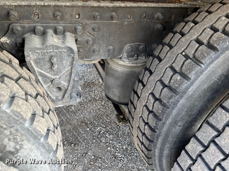 image for item DY8378 1997 Volvo  WG flatbed truck