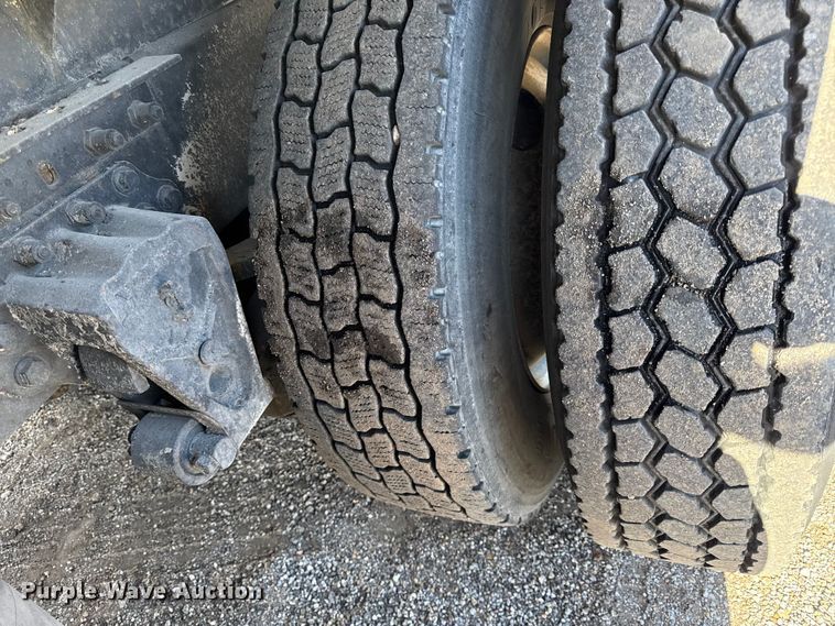 image for item DY8378 1997 Volvo  WG flatbed truck