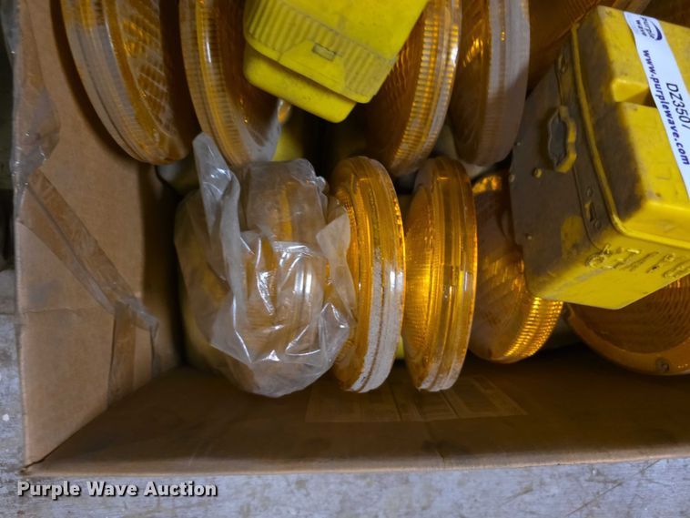 image for item DZ3507 Approximately 44 safety cone beacons