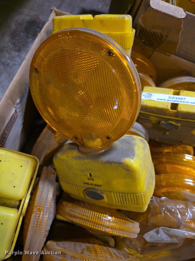 image for item DZ3507 Approximately 44 safety cone beacons