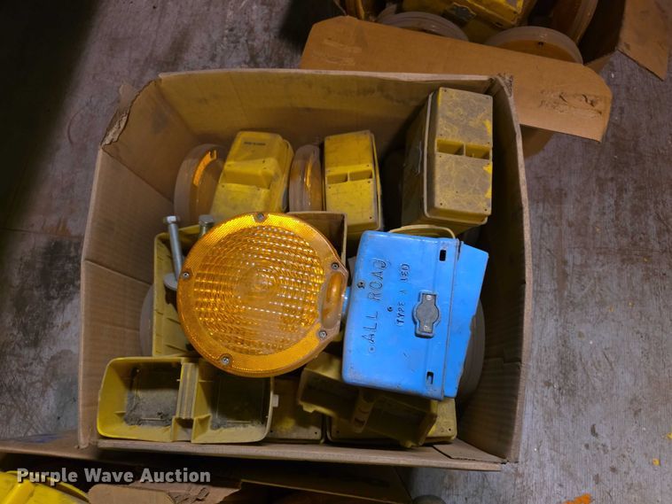 image for item DZ3507 Approximately 44 safety cone beacons