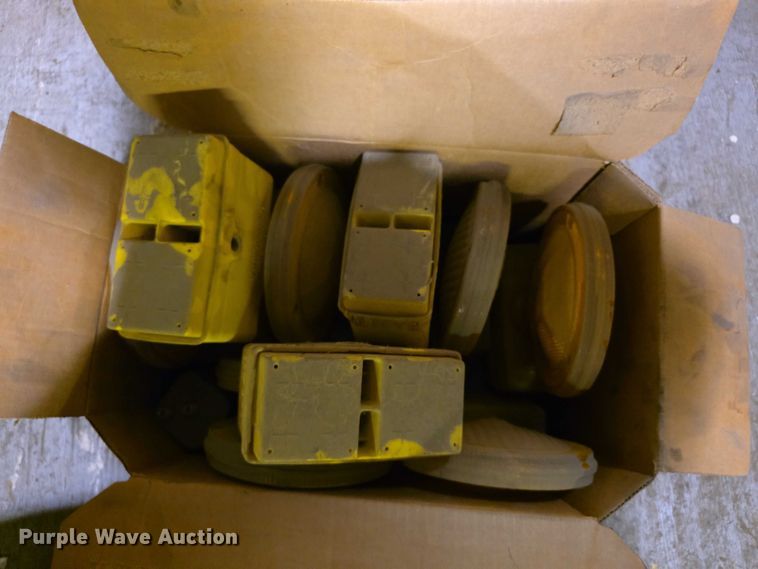 image for item DZ3507 Approximately 44 safety cone beacons