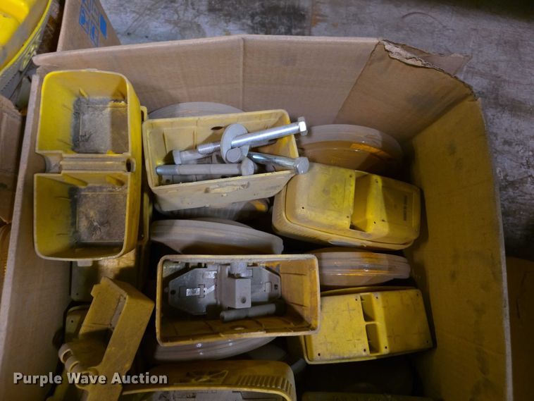 image for item DZ3507 Approximately 44 safety cone beacons