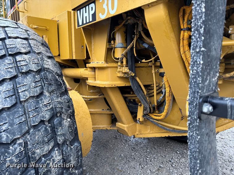 image for item EA1980 2000 Caterpillar 140H motor grader