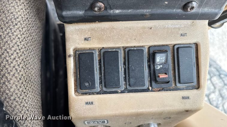 image for item EA1980 2000 Caterpillar 140H motor grader