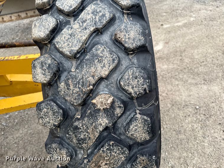 image for item EA1980 2000 Caterpillar 140H motor grader