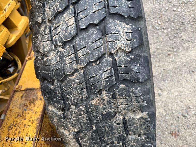 image for item EA1980 2000 Caterpillar 140H motor grader