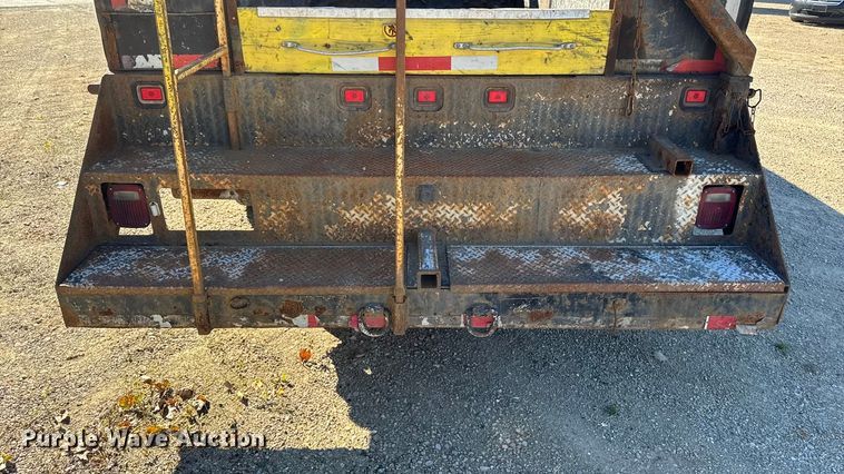 image for item EA1994 2013 Ford F450 flatbed truck