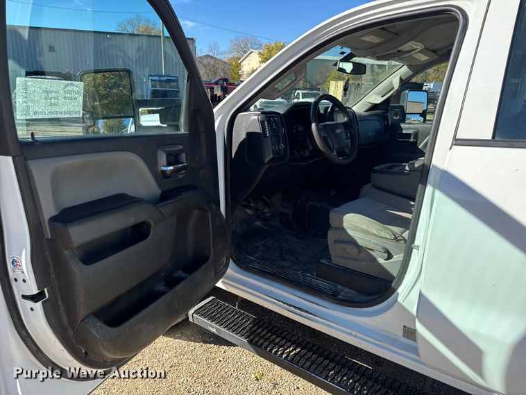 image for item EA1999 2016 Chevrolet Silverado 2500HD Crew Cab pickup truck