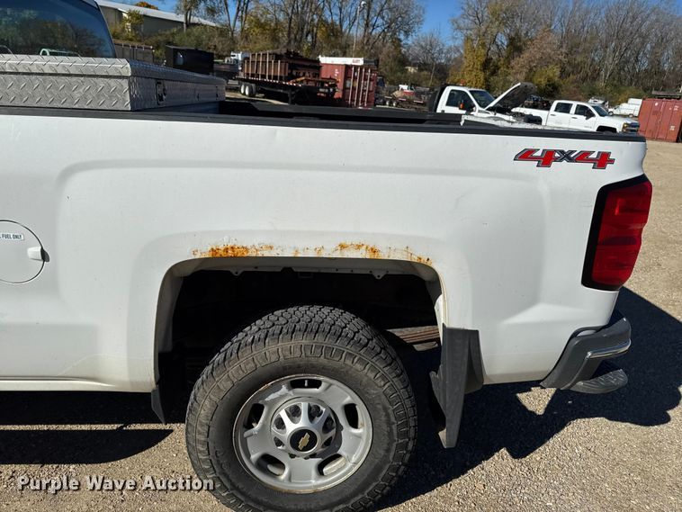 image for item EA2000 2015 Chevrolet Silverado 2500HD Crew Cab pickup truck