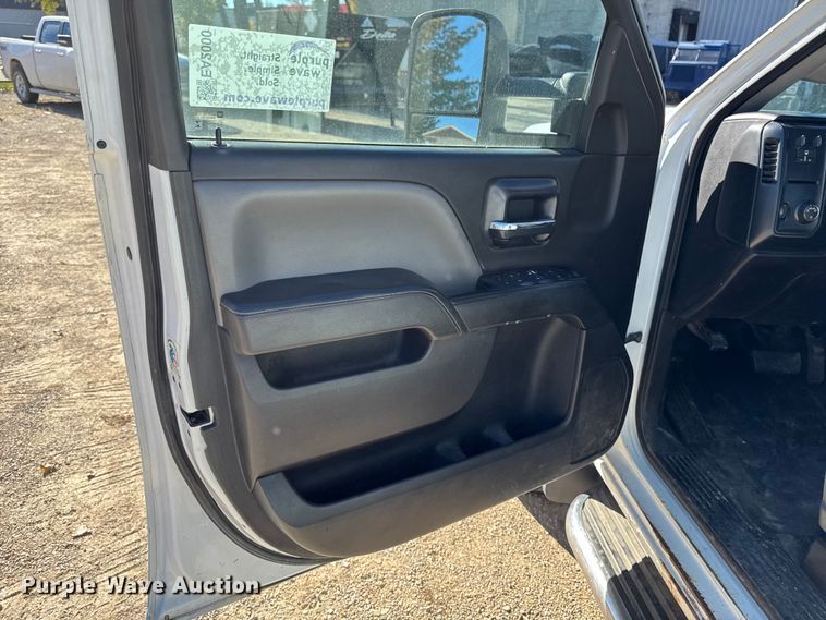 image for item EA2000 2015 Chevrolet Silverado 2500HD Crew Cab pickup truck