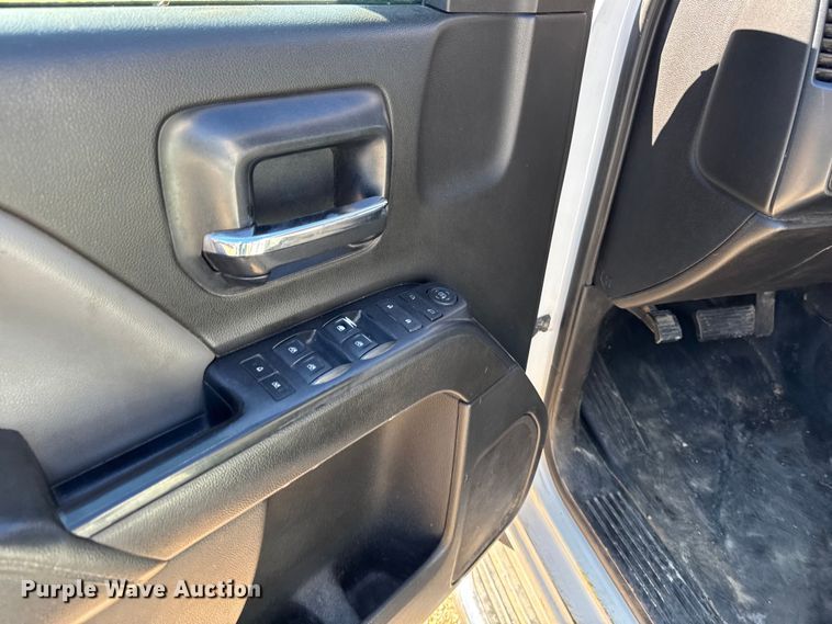 image for item EA2000 2015 Chevrolet Silverado 2500HD Crew Cab pickup truck