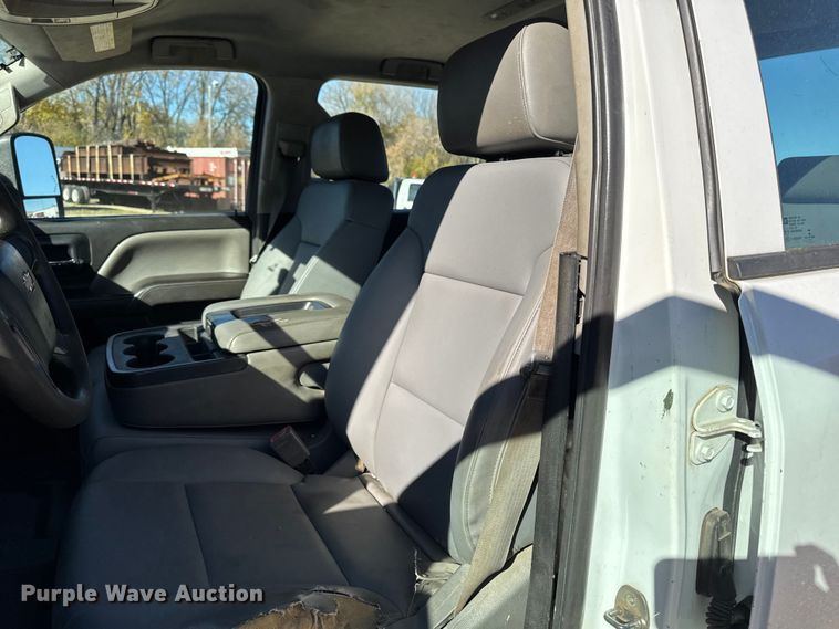 image for item EA2000 2015 Chevrolet Silverado 2500HD Crew Cab pickup truck