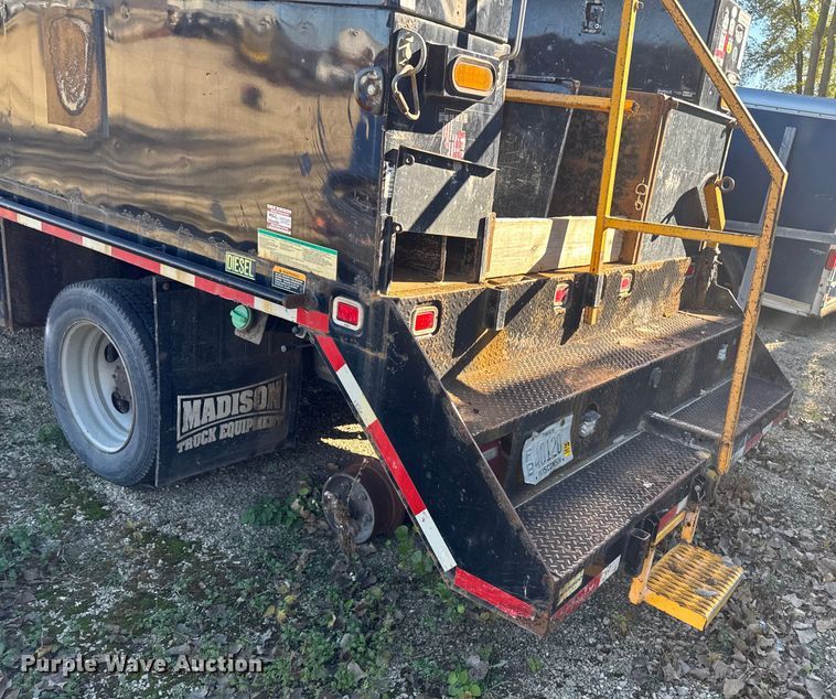 image for item EA2001 2016 Ford F450 flatbed truck