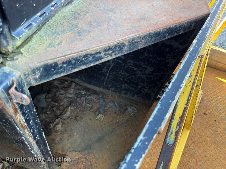 image for item EA2001 2016 Ford F450 flatbed truck