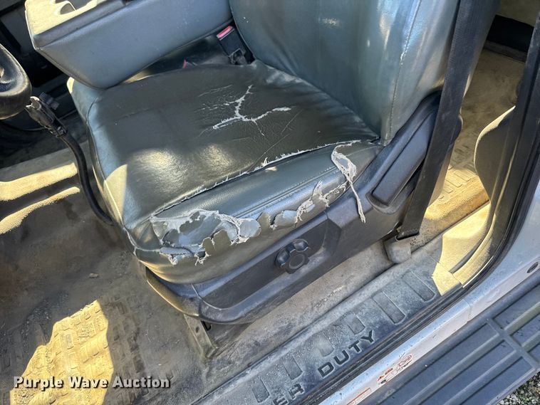 image for item EA2001 2016 Ford F450 flatbed truck