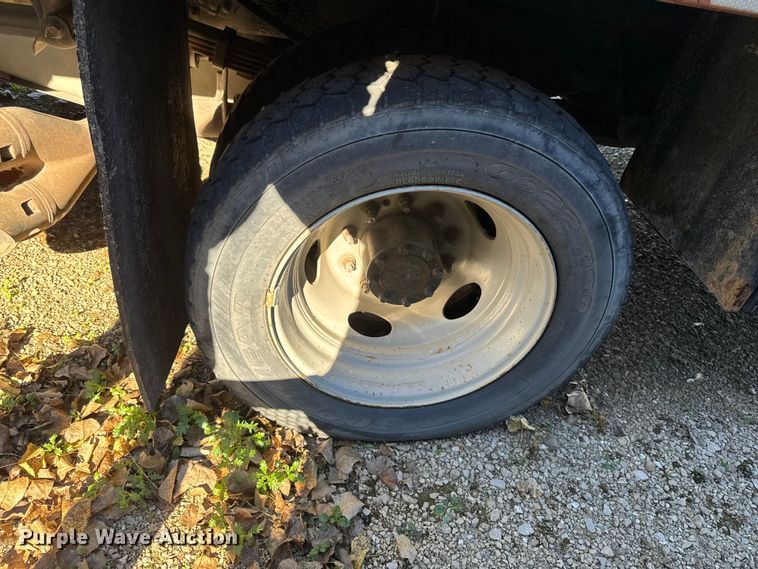 image for item EA2001 2016 Ford F450 flatbed truck