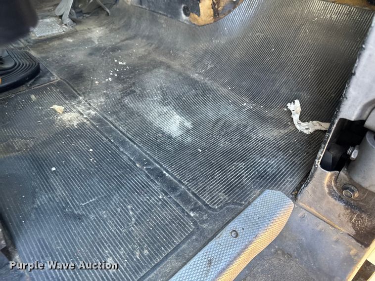 image for item EA2004 1996 Mack RB690S crane truck