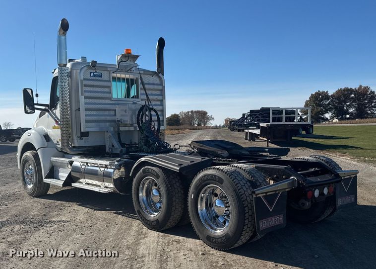 image for item EA2025 2020 Kenworth T880 semi truck