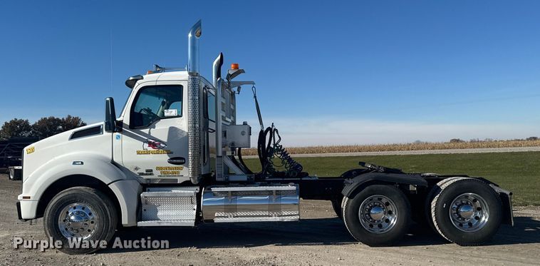 image for item EA2025 2020 Kenworth T880 semi truck