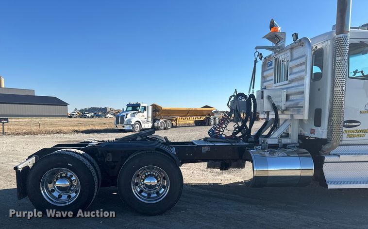 image for item EA2025 2020 Kenworth T880 semi truck