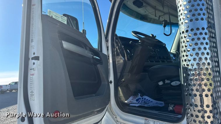 image for item EA2025 2020 Kenworth T880 semi truck