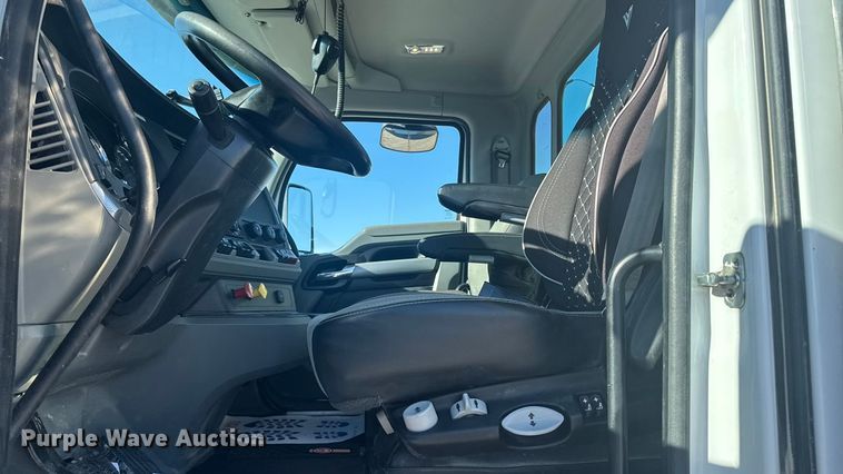 image for item EA2025 2020 Kenworth T880 semi truck