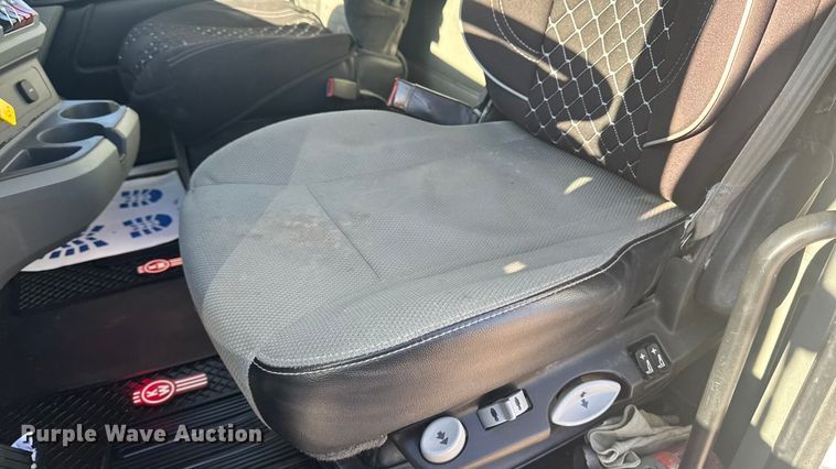 image for item EA2025 2020 Kenworth T880 semi truck