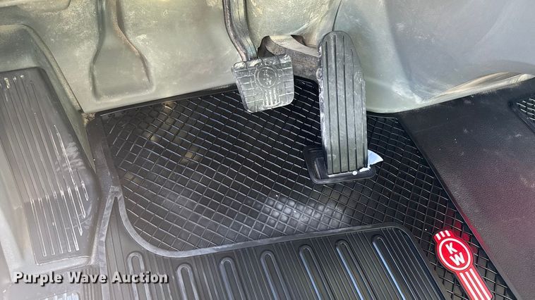 image for item EA2025 2020 Kenworth T880 semi truck