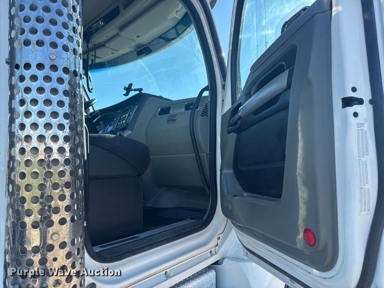 image for item EA2025 2020 Kenworth T880 semi truck