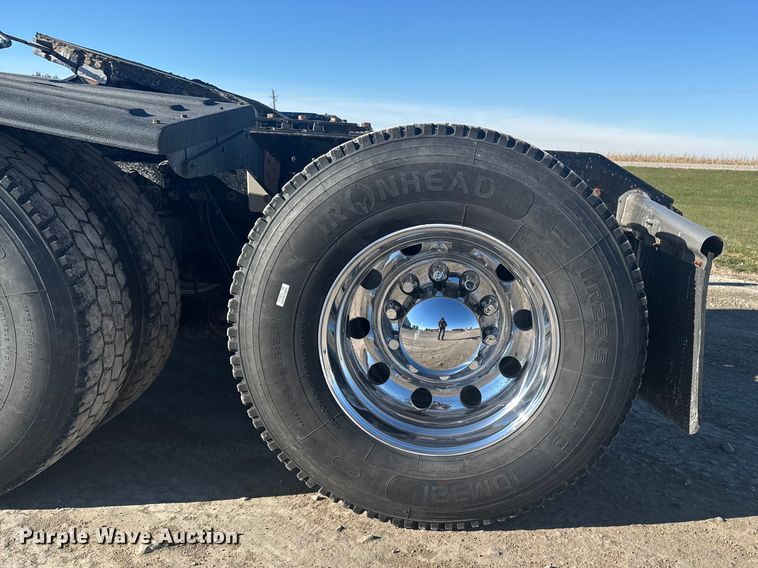 image for item EA2025 2020 Kenworth T880 semi truck