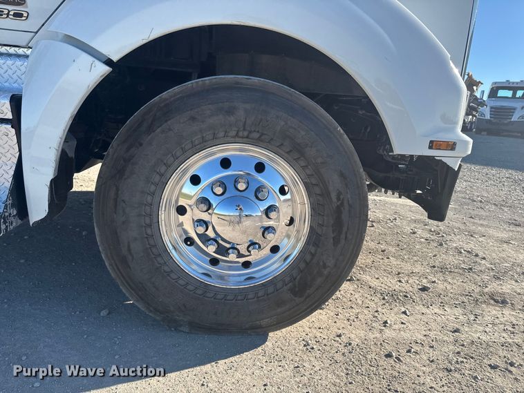 image for item EA2025 2020 Kenworth T880 semi truck