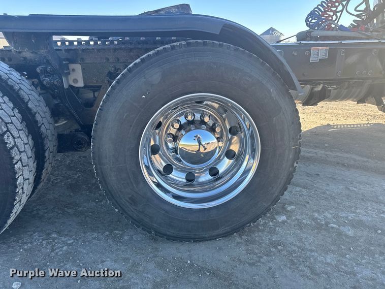 image for item EA2025 2020 Kenworth T880 semi truck