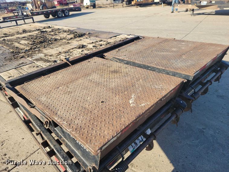 image for item EA2713 2015 PJ F8202 equipment trailer