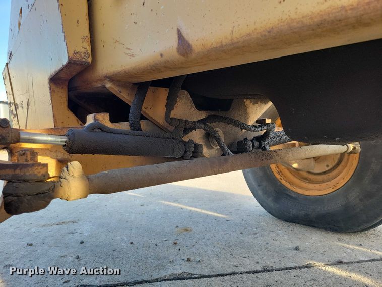 image for item EA2716 1994 Case 585E forklift