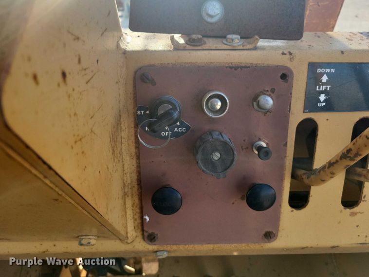 image for item EA2716 1994 Case 585E forklift