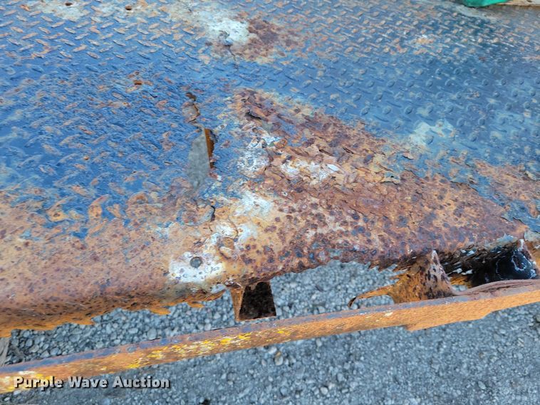 image for item EA2718 2003 Chevrolet C5500 flatbed truck