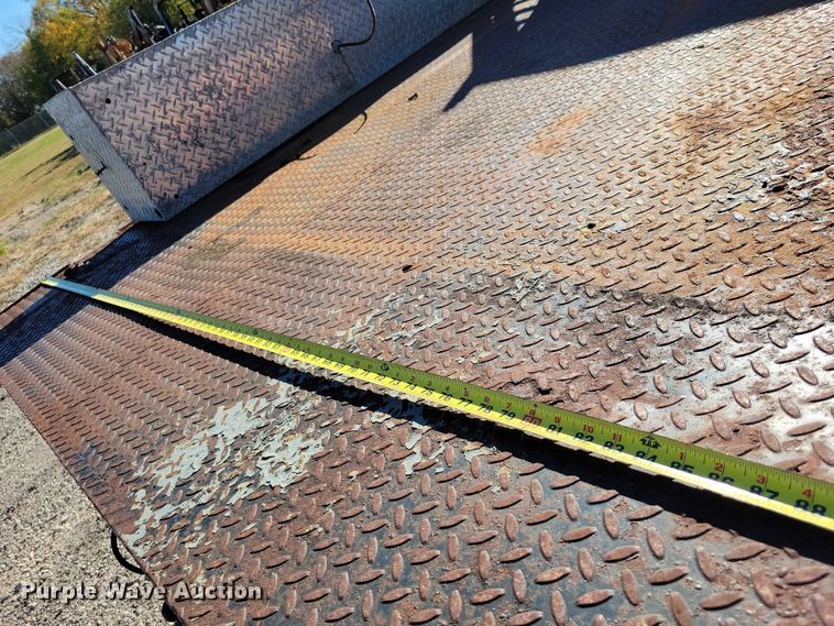 image for item EA2718 2003 Chevrolet C5500 flatbed truck