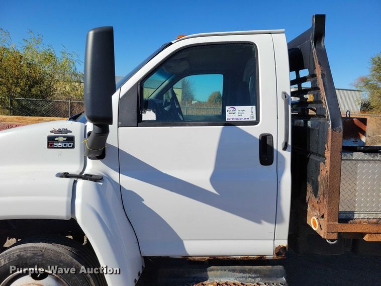image for item EA2718 2003 Chevrolet C5500 flatbed truck