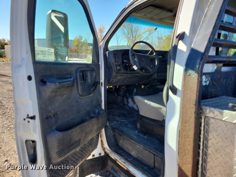 image for item EA2718 2003 Chevrolet C5500 flatbed truck