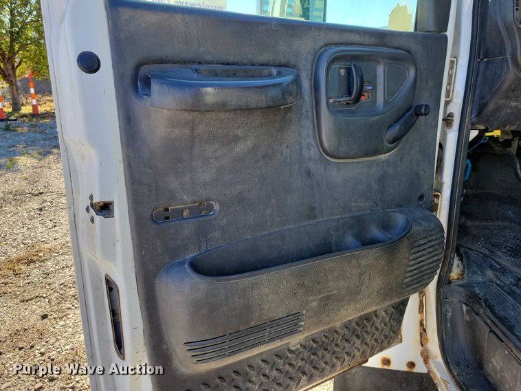 image for item EA2718 2003 Chevrolet C5500 flatbed truck