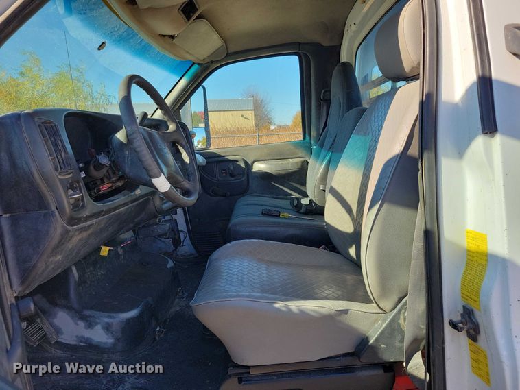 image for item EA2718 2003 Chevrolet C5500 flatbed truck