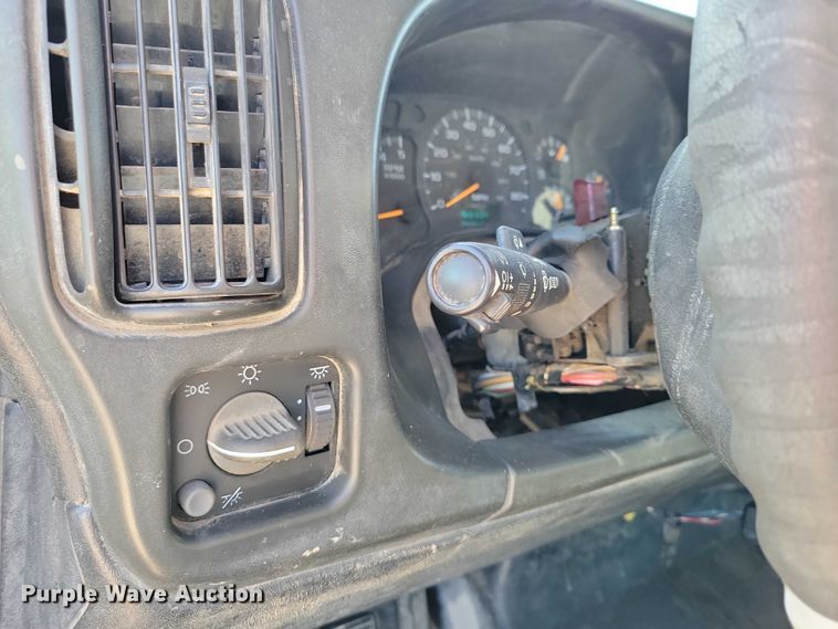 image for item EA2718 2003 Chevrolet C5500 flatbed truck